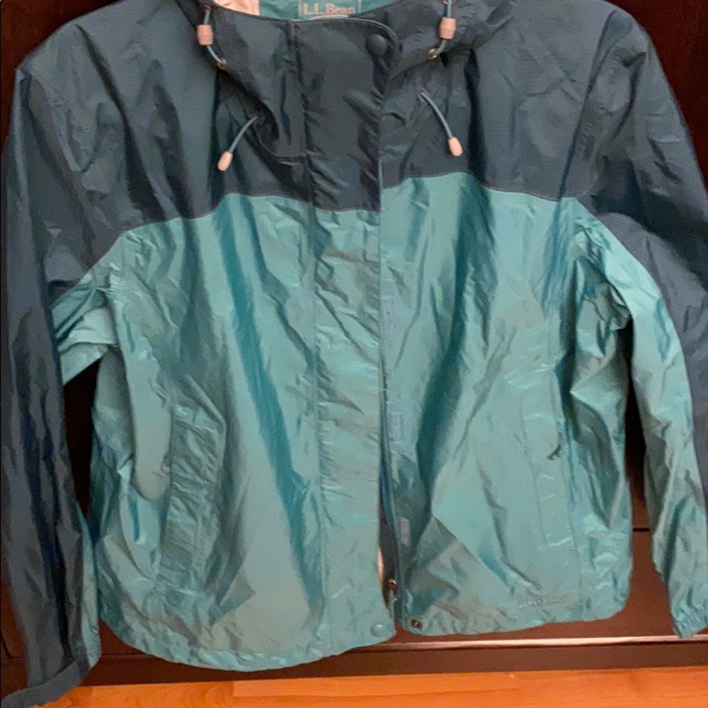 LL BEAN WOMAN’S RAIN JACKET SIZE LARGE